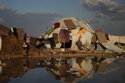 Gazze'deki yerinden edilenler dayanıksız çadırlarda şiddetli yağmur ve soğukla boğuşuyor