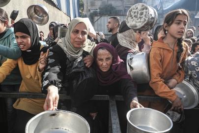 Gıda krizinin devam ettiği Gazze'de yemek dağıtımı gerçekleştirildi