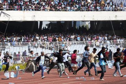 Hindistan'da Messi'nin GOAT turnesi başlarken öfkeli taraftarlar sandalye fırlatıp sahaya girdi