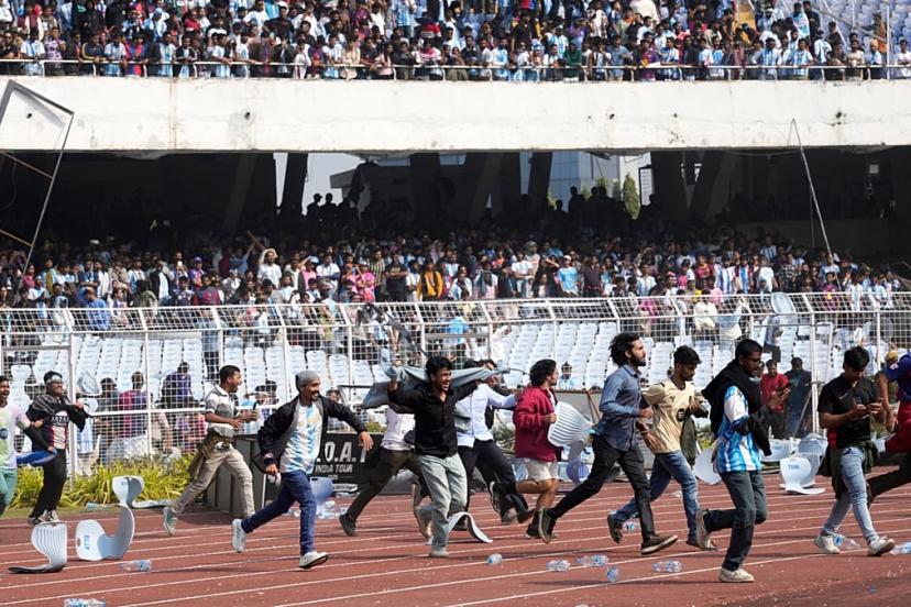 Hindistan'da Messi'nin GOAT turnesi başlarken öfkeli taraftarlar sandalye fırlatıp sahaya girdi