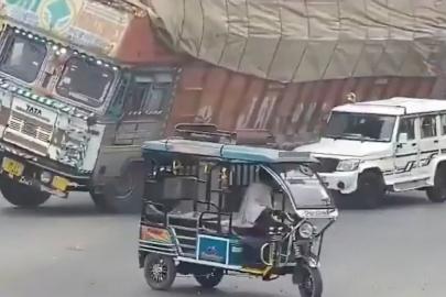 Hindistan'da üzerine kamyon devrilen cipin sürücüsü öldü