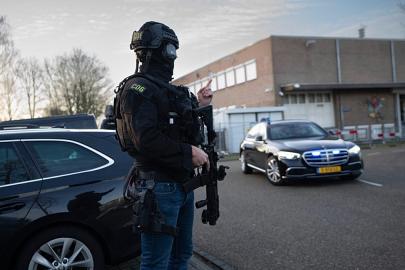 Hollanda'da bir araç Noel geçidini izleyen kalabalığa daldı: 9 yaralı