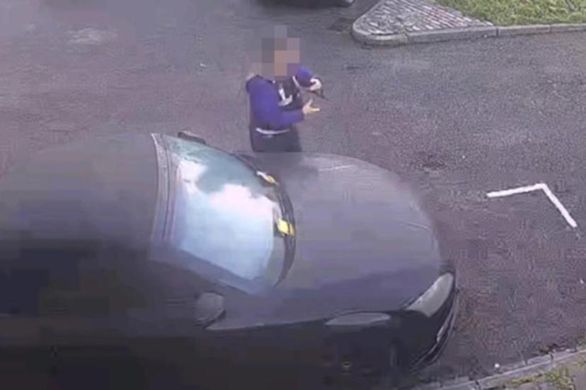 İngiltere'de park halindeki aracın etrafı çizildi, aynı sürücüye 4 ceza kesildi