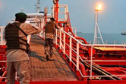 İran donanması Hürmüz Boğazı'nda 'yabancı' bir petrol tankerine el koydu