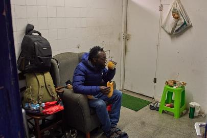 İspanya'da metruk bir binada kaçak kalan 400 göçmen 'kamu güvenliği' nedeniyle tahliye edildi