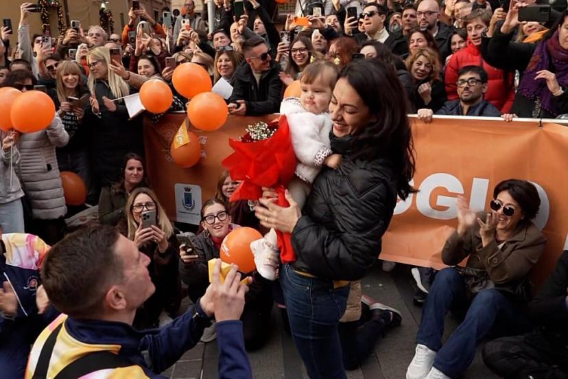 İtalyan yüzücü Damiano Lestingi, Olimpiyat meşalesi etkinliğinde evlenme teklifinde bulundu