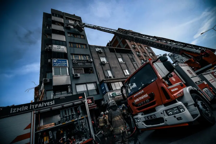 İzmir'de iş hanını alevler sardı, itfaiye 12 kişiyi kurtardı