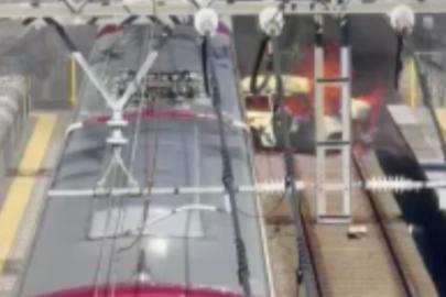 Japonya’da otomobil ile yolcu treni çarpıştı: 100 yolcu tahliye edildi