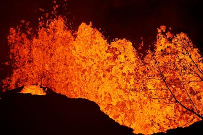 Kilauea yanardağı yeni lav fıskiyeleriyle yeniden püskürüyor