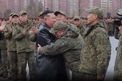 Kim Jong Un, Rusya için savaşıp dönen Kuzey Koreli askerleri karşıladı