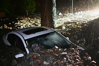 Kış fırtınası Kaliforniya'ya sel, heyelan ve görüşü neredeyse sıfırlayan kar getiriyor