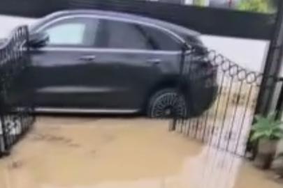 KKTC'de şiddetli yağış sonrası sokak ve caddeleri su bastı