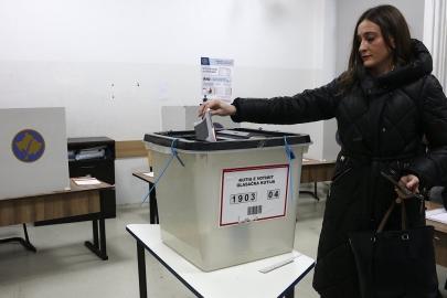 Kosova halkı erken seçimler için sandık başında