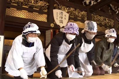 Kyoto'nun başlıca budist tapınaklarındaki geleneksel yıl sonu temizliğine yüzlerce kişi katıldı