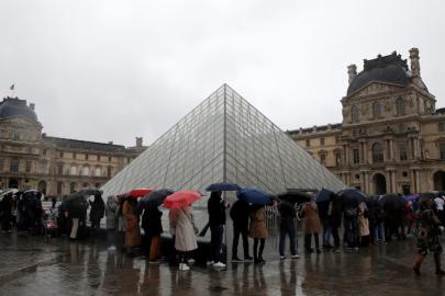 Louvre Müzesi bu kez de kapanma tehlikesiyle karşı karşıya