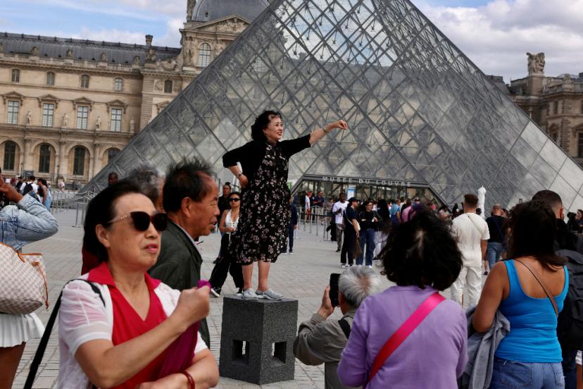 Louvre Müzesi'ne bu sefer de su sızıntısı darbesi: Nadir kitaplar zarar gördü