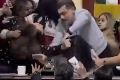 Meksika'da kent meclisi üyeleri birbirlerinin saçlarını çekerek kavga etti