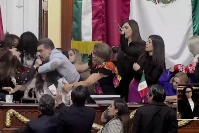 Meksiko Şehri Kongresi'nde şeffaflık reformu tartışmasında kaos çıktı