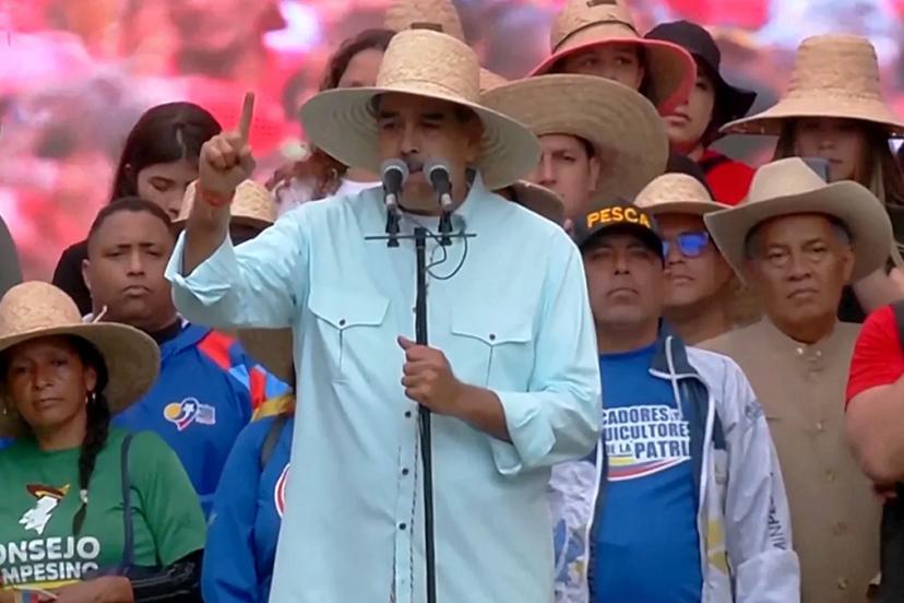 Nicolas Maduro şarkı söyleyip Amerika'yı tehdit etti