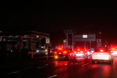 San Francisco'da elektrik kesintisi: 130 bin hane etkilendi, arabalar durdu