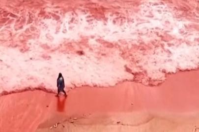 Şiddetli yağış İran'ın Hürmüz Adası'ndaki plajı koyu kırmızıya çevirdi