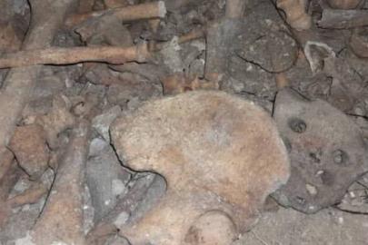 Suriye'de Esad rejimi tarafından kullanılan bir binanın altında toplu mezar bulundu