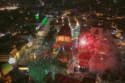 Suriyeliler Esad rejiminin devrilmesinin birinci yıl dönümünü kutladı