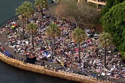 Sydney Limanı'nda yılbaşı gecesi havai fişek gösterisi için kalabalıklar erken toplanıyor