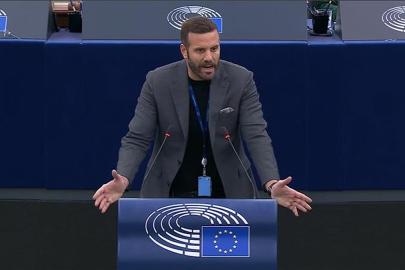 SYRIZA, gazeteciyi darp eden milletvekilini AP meclis grubundan çıkardı