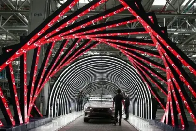 TOGG’un üretim hattı teknolojisiyle öne çıkıyor: Her 3 dakikada bir Türkiye’nin otomobili banttan iniyor