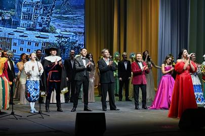 Ukrayna'da bombalanan tiyatro salonu Rusya tarafından yeniden açıldı