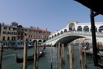 Venedik’te çalınan kargo teknesi tarihi Rialto Köprüsü’ne çarptı