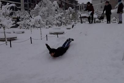 Yoğun kar yağışı, Türkiye'nin 14 ilinde okulları kapattı, çocuklar tatilin keyfini çıkarıyor