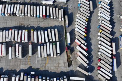 Yunan çiftçi eylemleri Türk tırlarını sınırda bekletiyor