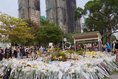 Yüzlerce kişi, seçimler öncesi Hong Kong'daki en ölümcül yangının kurbanları için yas tuttu