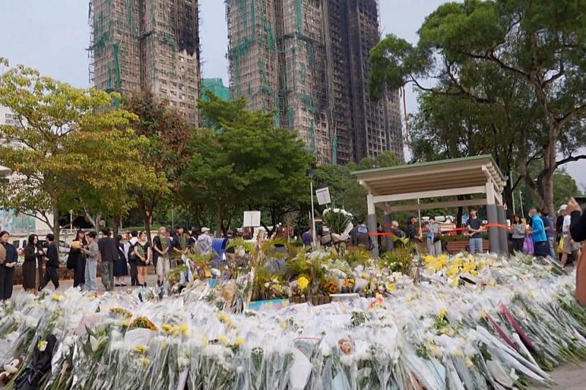 Yüzlerce kişi, seçimler öncesi Hong Kong'daki en ölümcül yangının kurbanları için yas tuttu