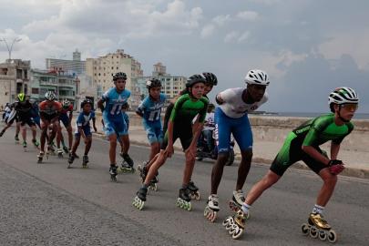 Yüzlerce patenci Havana'nın Malecón'unda maraton için bir araya geldi