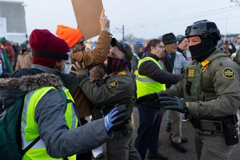 ABD'de ICE tesisinde protestocular ile polis karşı karşıya geldi