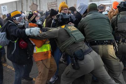 ABD'de sokaklar savaş alanına döndü: Minneapolis'te bir kişi daha vurularak öldürüldü