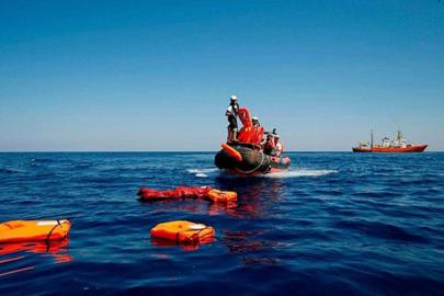 Akdeniz'de düzensiz göçmenleri taşıyan tekne battı: 50 ölü