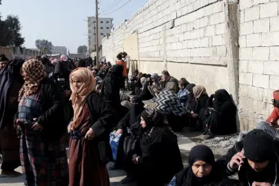 Aktan Hapishanesi önünde ailelerin umutlu bekleyişi sürüyor