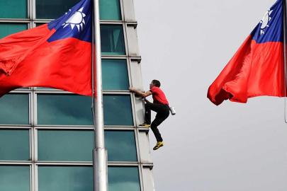 Alex Honnold, 508 metrelik gökdelene ip kullanmadan tırmandı