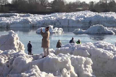 Almanya'nın kuzeyinde Elbe Nehri dev buz kütleleriyle kaplandı
