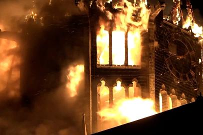 Amsterdam merkezindeki tarihi kilise yılın ilk günü kül oldu