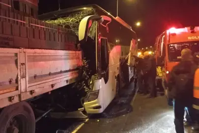 Anadolu Otoyolu'nda yolcu otobüsü TIR'a çarptı: 1 ölü, 3 yaralı