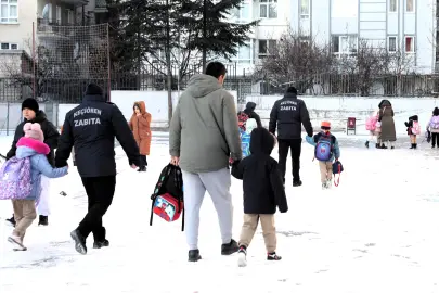 Ankara Keçiören’de karla mücadele ekipleri okulları güvende tutuyor