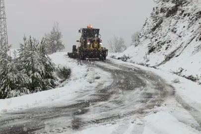 Antalya Büyükşehir ekipleri kapanan yolları iş makineleriyle açıyor