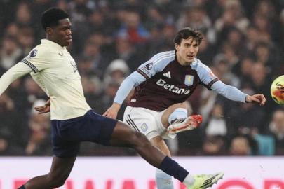 Aston Villa sahasında yıkıldı