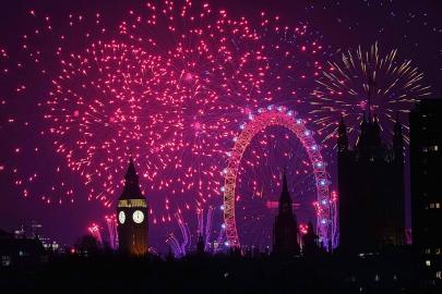 Avrupa 2026'yı havai fişek gösterileri ve kitlesel kutlamalarla karşıladı