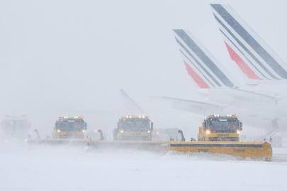 Avrupa'da uçuşlara kar ve buz engeli